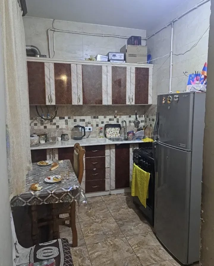 2 Սենյականոց Բնակարան Քարե Շենքում, 46քմ, 3/5 հարկ, Նորմալ Վիճակում, Կահավորված, Արևկող