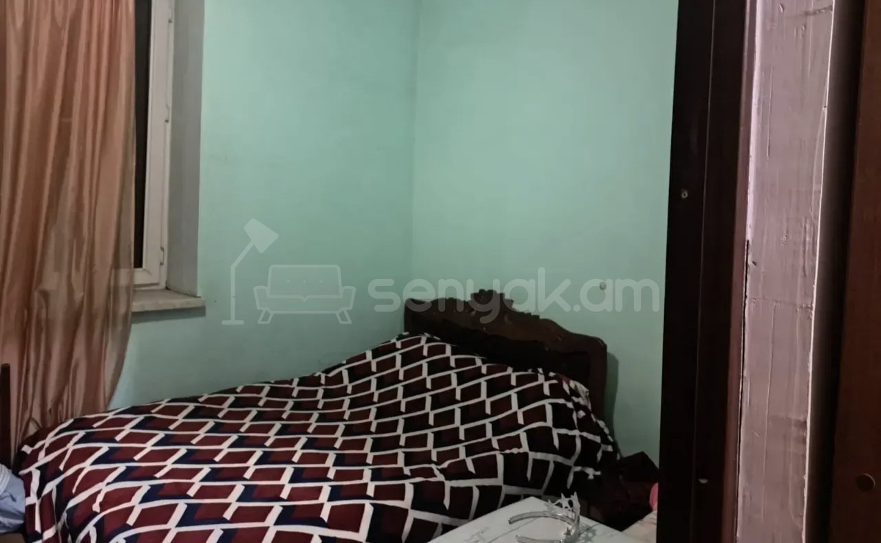 2 Սենյականոց Բնակարան Քարե Շենքում, 46քմ, 3/5 հարկ, Նորմալ Վիճակում, Կահավորված, Արևկող