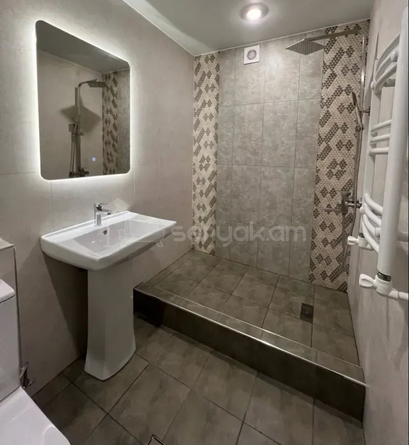 2 Սենյականոց Բնակարան Քարե Շենքում, 48քմ, 5/5 հարկ, Կապիտալ Վերանորոգված