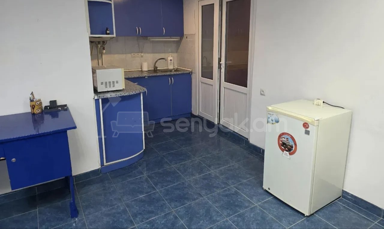 2 Սենյականոց Բնակարան Քարե Շենքում, 56քմ, 1/1 հարկ, Նորմալ Վիճակում, Կահավորված, Արևկող
