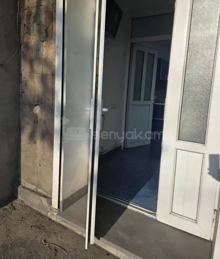 2 Սենյականոց Բնակարան Քարե Շենքում, 56քմ, 1/1 հարկ, Նորմալ Վիճակում, Կահավորված, Արևկող