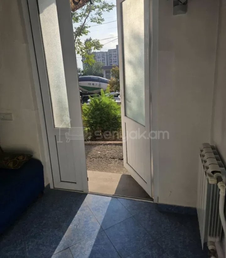 2 Սենյականոց Բնակարան Քարե Շենքում, 56քմ, 1/1 հարկ, Նորմալ Վիճակում, Կահավորված, Արևկող