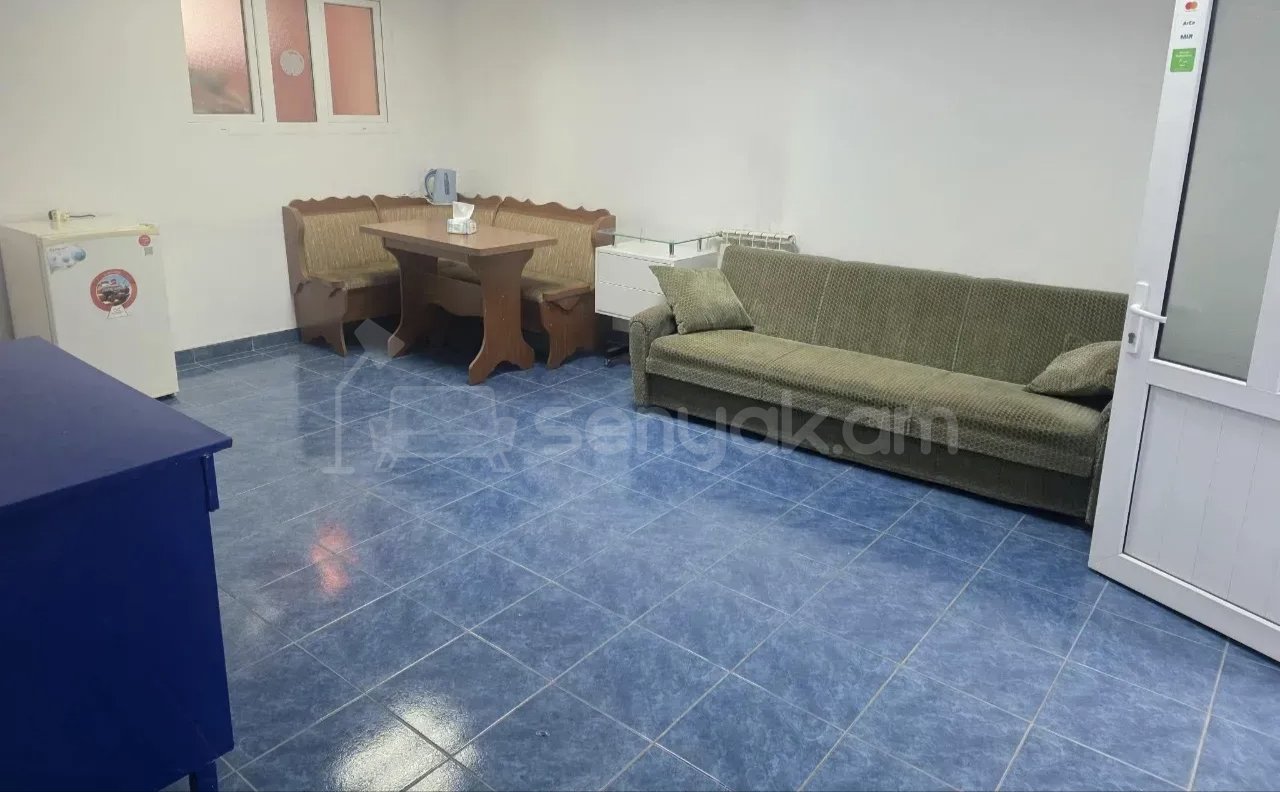 2 Սենյականոց Բնակարան Քարե Շենքում, 56քմ, 1/1 հարկ, Նորմալ Վիճակում, Կահավորված, Արևկող