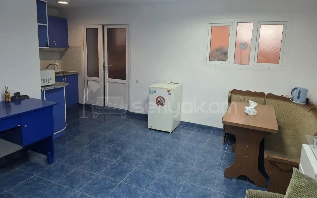 2 Սենյականոց Բնակարան Քարե Շենքում, 56քմ, 1/1 հարկ, Նորմալ Վիճակում, Կահավորված, Արևկող