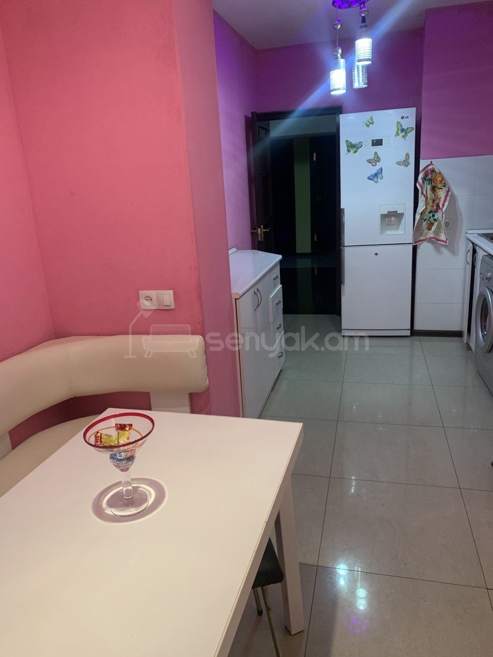 4 Սենյականոց Բնակարան Քարե Շենքում, 100քմ, 1/5 հարկ, Դիզայներական Վերանորոգված, Կահավորված