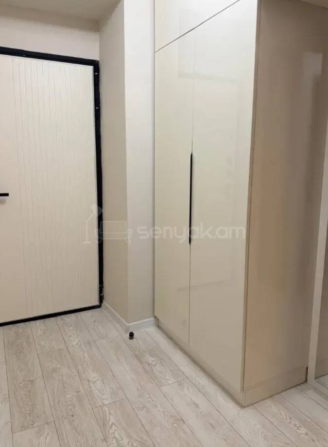 2 Սենյականոց Բնակարան Քարե Շենքում, 43քմ, 5/5 հարկ, Կապիտալ Վերանորոգված
