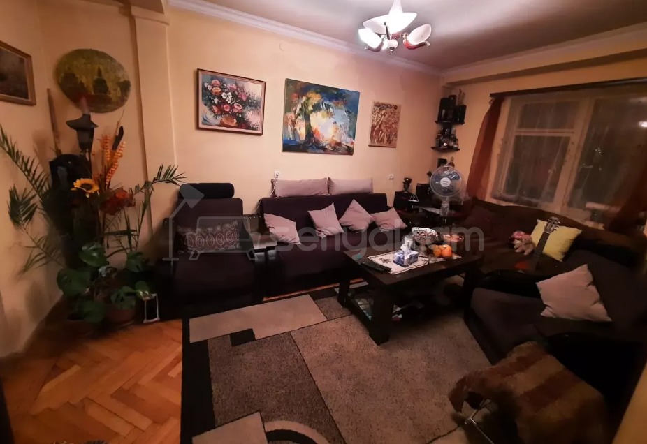 3 Սենյականոց Բնակարան Քարե Շենքում, 80քմ, 2/5 հարկ, Պետական Վիճակում