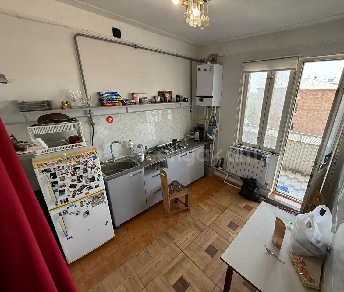 3 Սենյականոց Բնակարան Քարե Շենքում, 97քմ, 3/3 հարկ, Կապիտալ Վերանորոգված