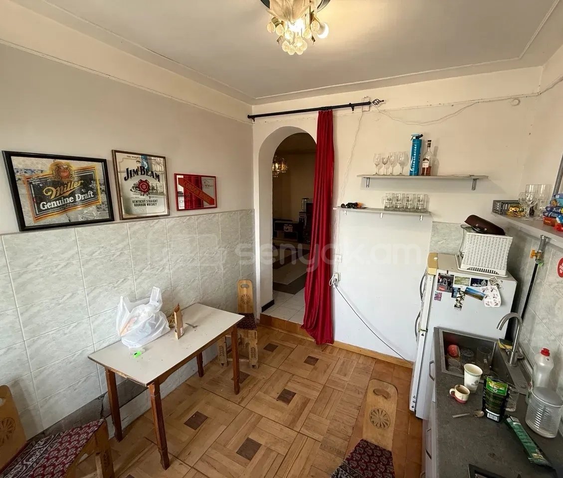 3 Սենյականոց Բնակարան Քարե Շենքում, 97քմ, 3/3 հարկ, Կապիտալ Վերանորոգված