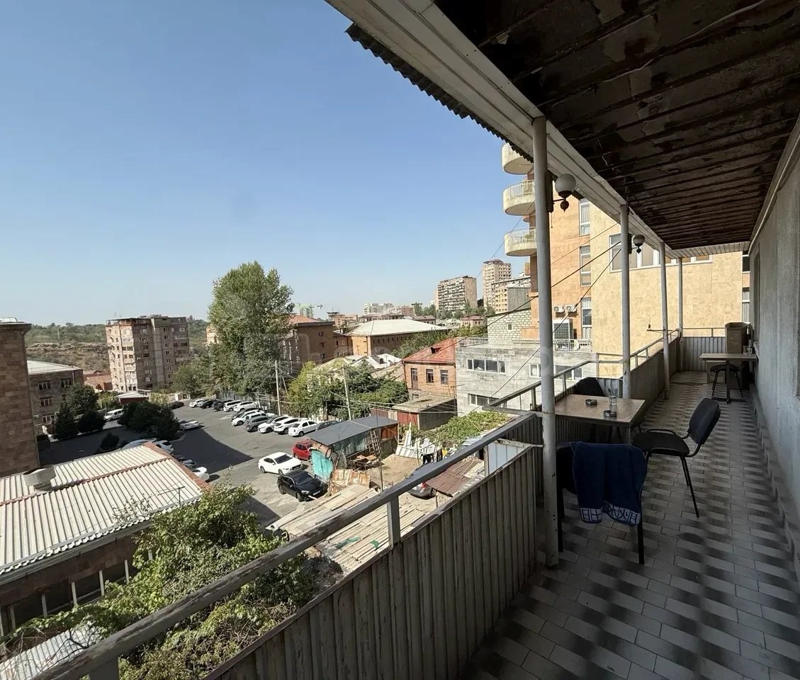 3 Սենյականոց Բնակարան Քարե Շենքում, 97քմ, 3/3 հարկ, Կապիտալ Վերանորոգված