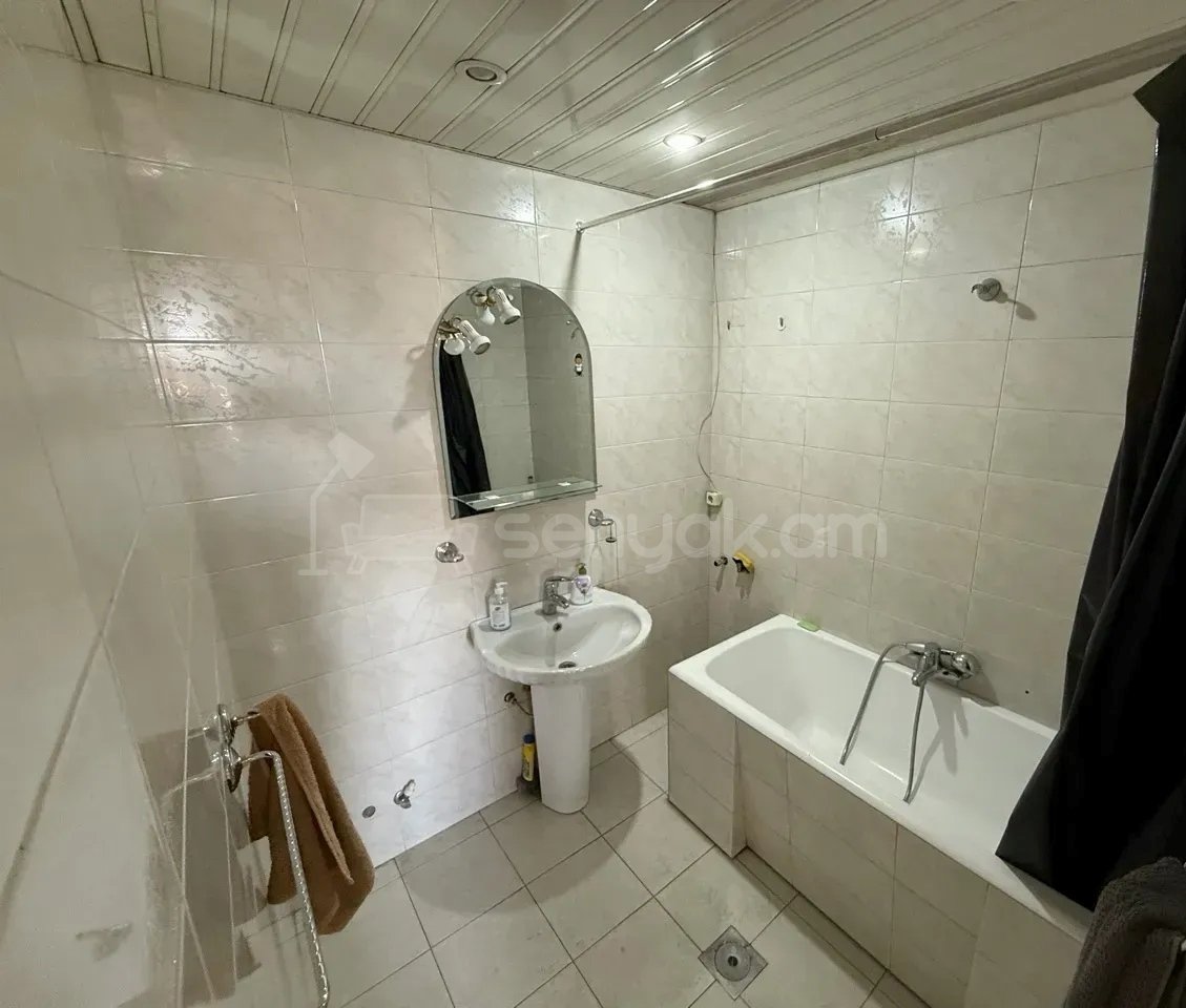 3 Սենյականոց Բնակարան Քարե Շենքում, 97քմ, 3/3 հարկ, Կապիտալ Վերանորոգված