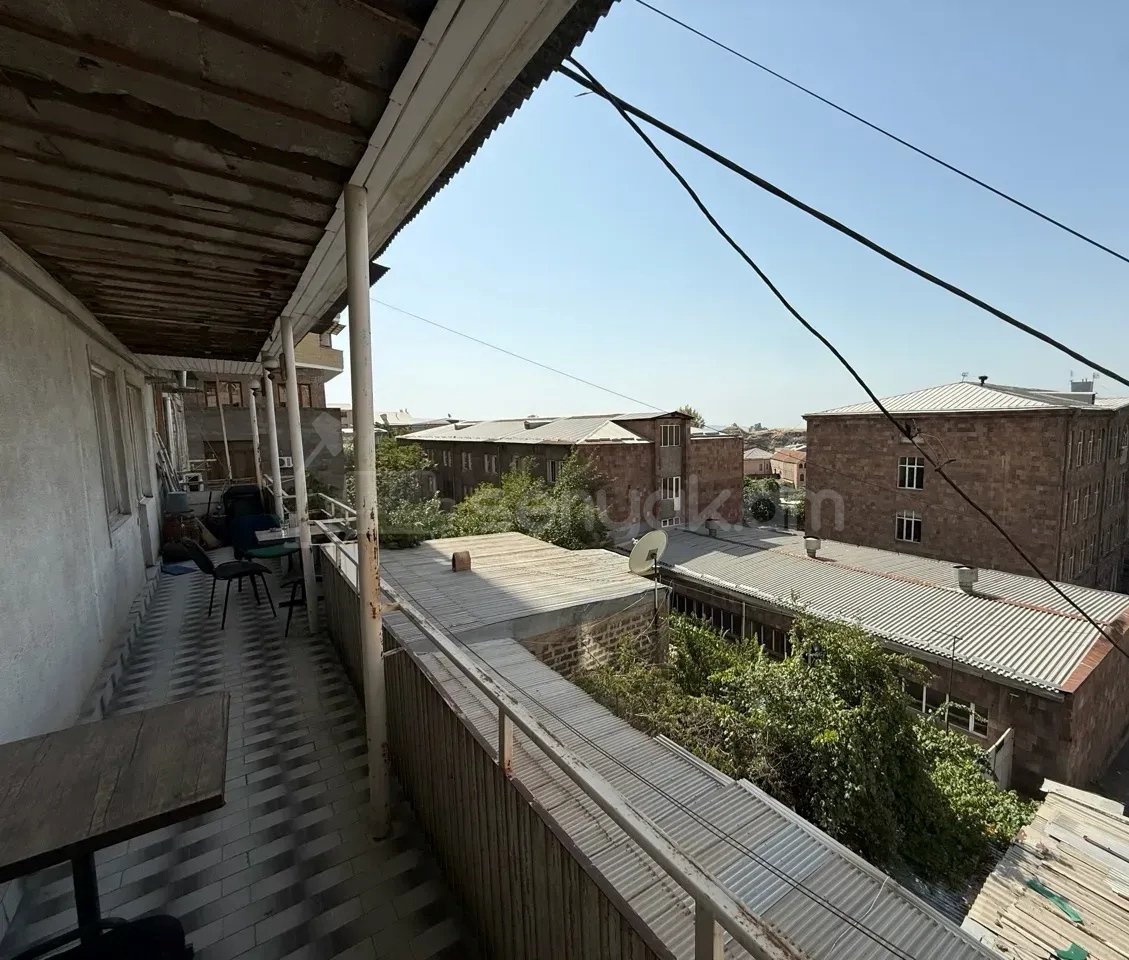 3 Սենյականոց Բնակարան Քարե Շենքում, 97քմ, 3/3 հարկ, Կապիտալ Վերանորոգված