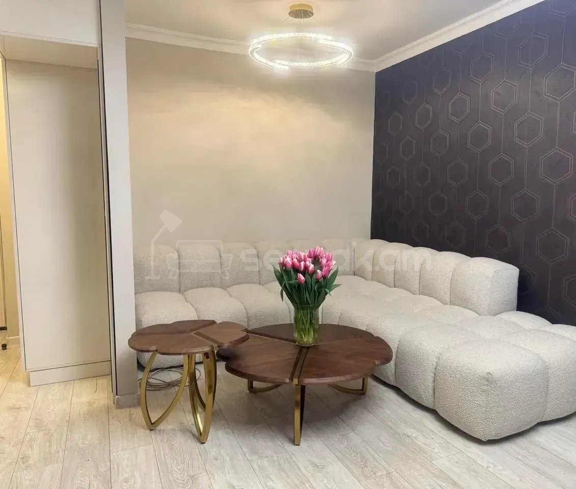 2 Սենյականոց Բնակարան Քարե Շենքում, 45քմ, 5/5 հարկ, Կապիտալ Վերանորոգված