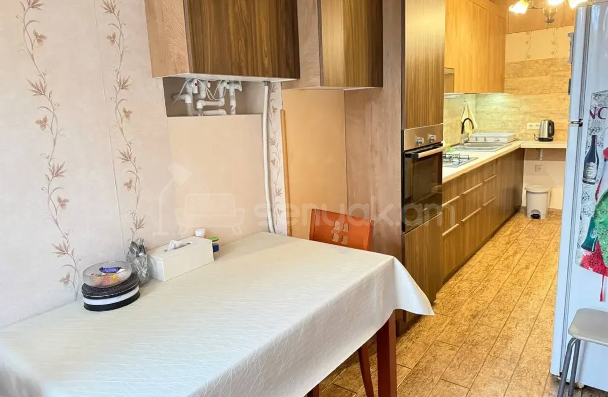 3 Սենյականոց Բնակարան Քարե Շենքում, 85քմ, 4/5 հարկ, Կապիտալ Վերանորոգված, Կահավորված