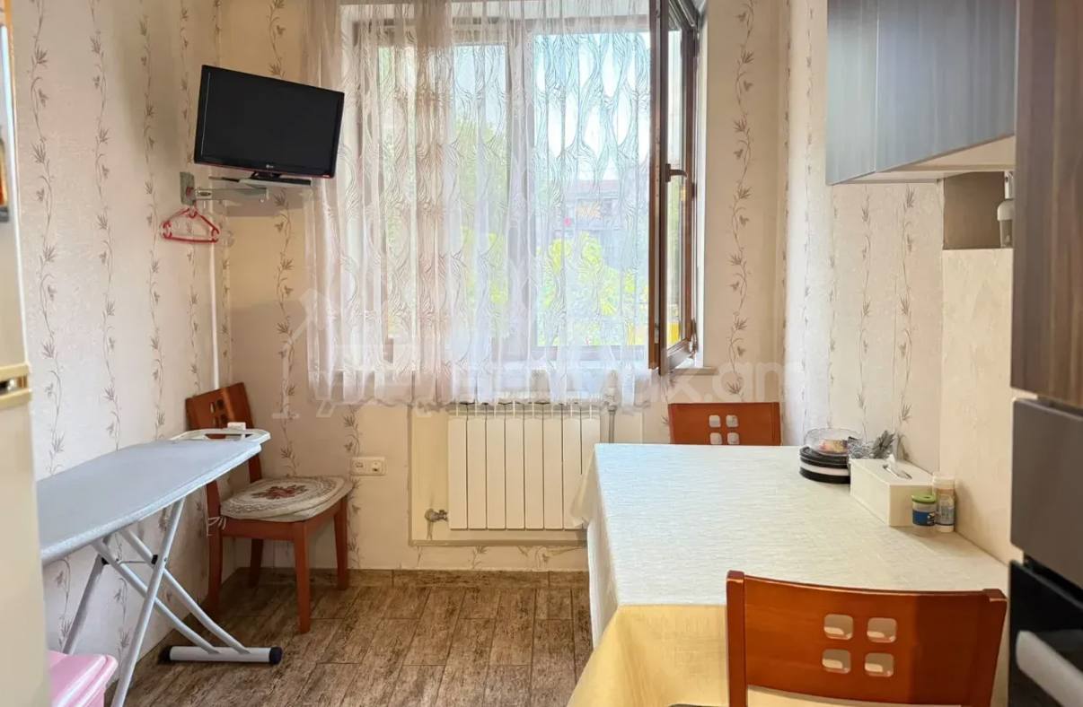 3 Սենյականոց Բնակարան Քարե Շենքում, 85քմ, 4/5 հարկ, Կապիտալ Վերանորոգված, Կահավորված