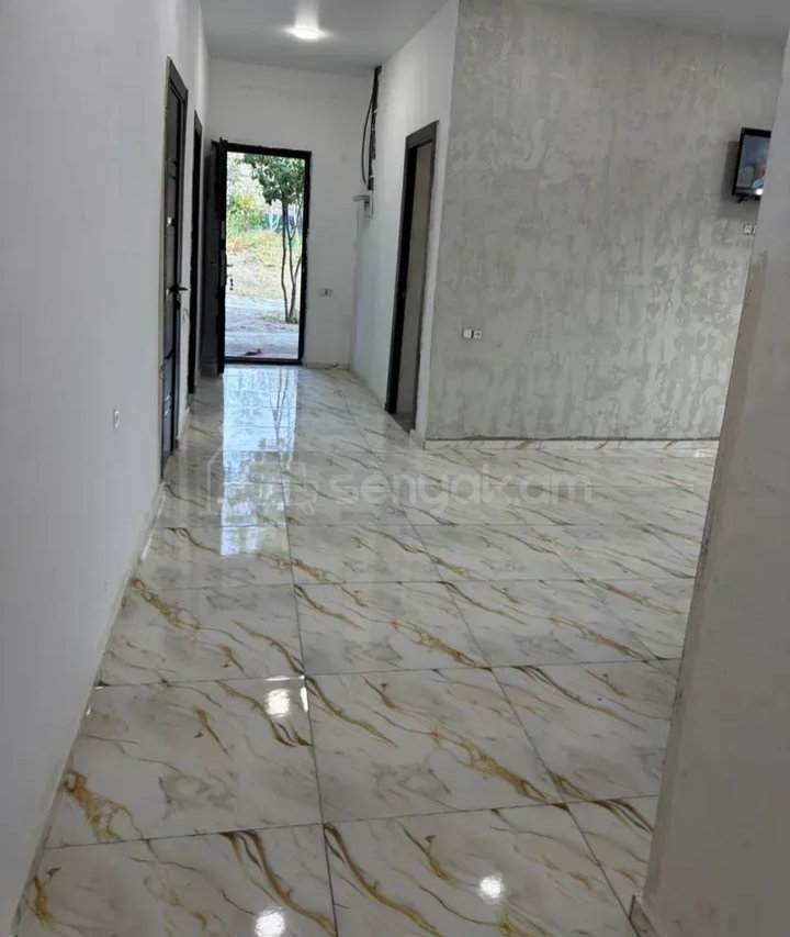 3 Սենյականոց Բնակարան Քարե Շենքում, 67քմ, 1/1 հարկ, Նորմալ Վիճակում, Կահավորված