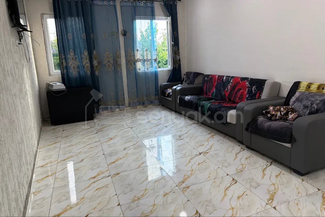 3 Սենյականոց Բնակարան Քարե Շենքում, 67քմ, 1/1 հարկ, Նորմալ Վիճակում, Կահավորված