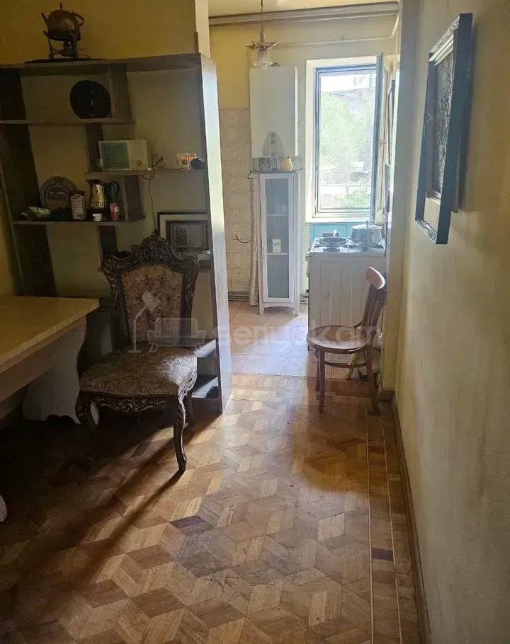 3 Սենյականոց Բնակարան Քարե Շենքում, 83քմ, 3/6 հարկ, Պետական Վիճակում