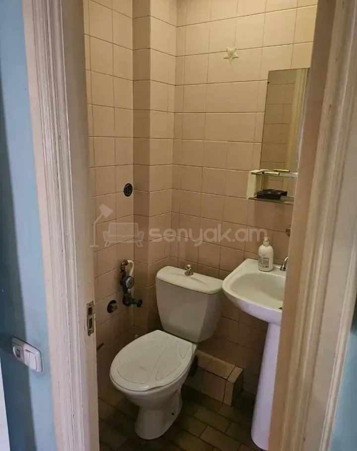 3 Սենյականոց Բնակարան Քարե Շենքում, 83քմ, 3/6 հարկ, Պետական Վիճակում