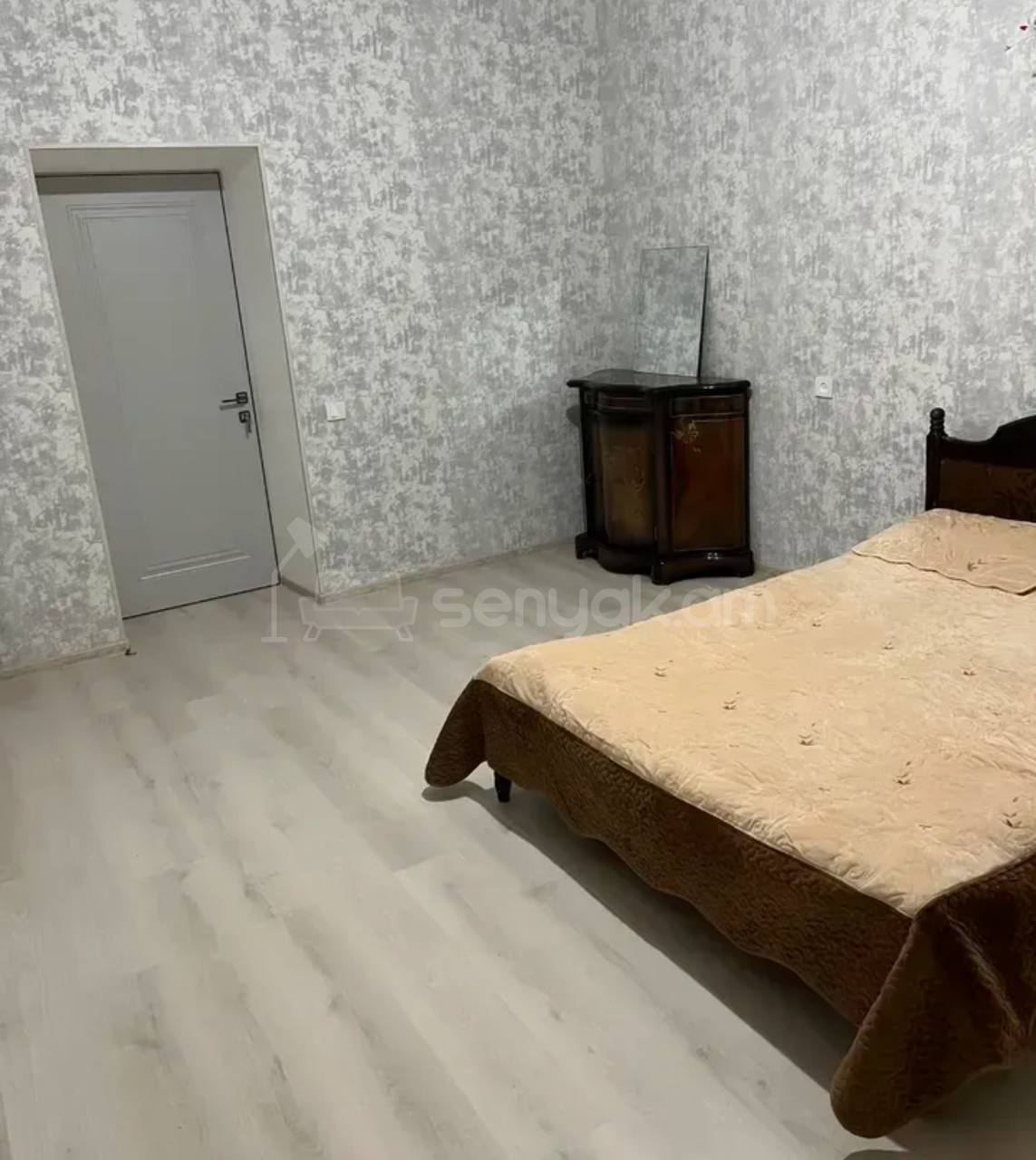 4 Սենյականոց Բնակարան Քարե Շենքում, 95քմ, 4/5 հարկ, Կապիտալ Վերանորոգված, Կահավորված