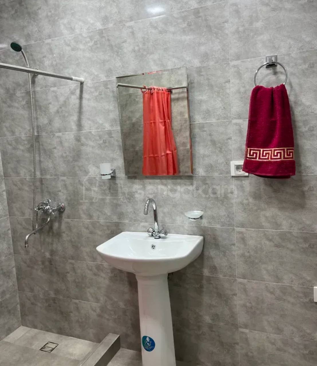4 Սենյականոց Բնակարան Քարե Շենքում, 95քմ, 4/5 հարկ, Կոսմետիկ Վերանորոգված, Կահավորված