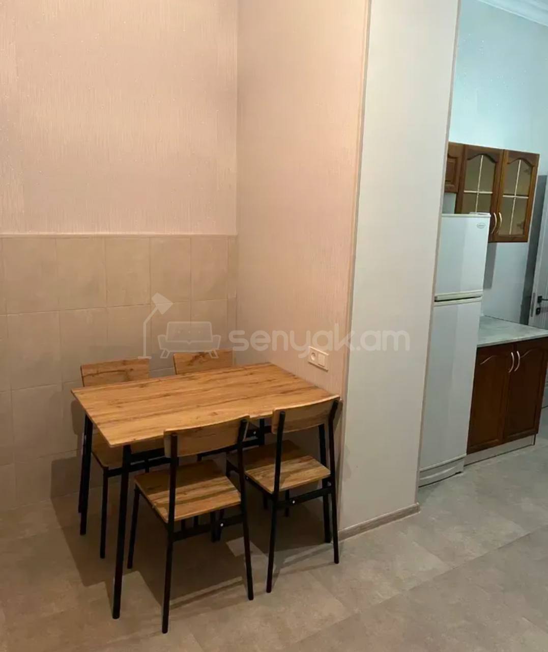 4 Սենյականոց Բնակարան Քարե Շենքում, 95քմ, 4/5 հարկ, Կապիտալ Վերանորոգված, Կահավորված