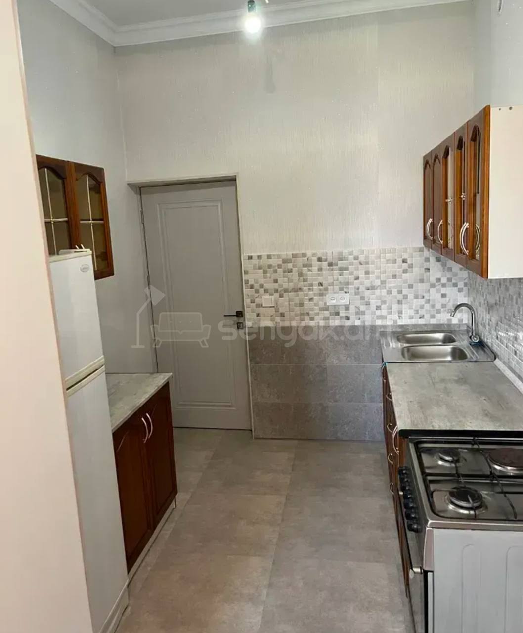 4 Սենյականոց Բնակարան Քարե Շենքում, 95քմ, 4/5 հարկ, Կապիտալ Վերանորոգված, Կահավորված