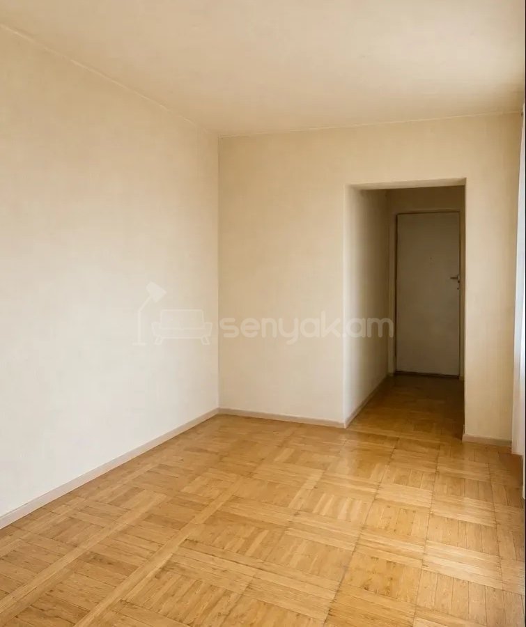 3 Սենյականոց Բնակարան Քարե Շենքում, 94քմ, 6/7 հարկ, Նորմալ Վիճակում