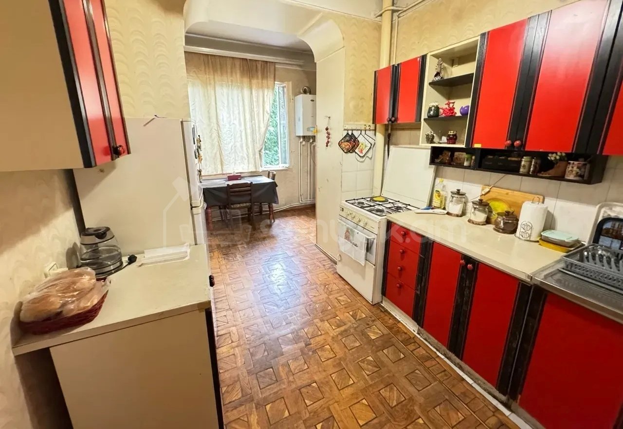 3 Սենյականոց Բնակարան Քարե Շենքում, 94քմ, 3/5 հարկ, Պետական Վիճակում