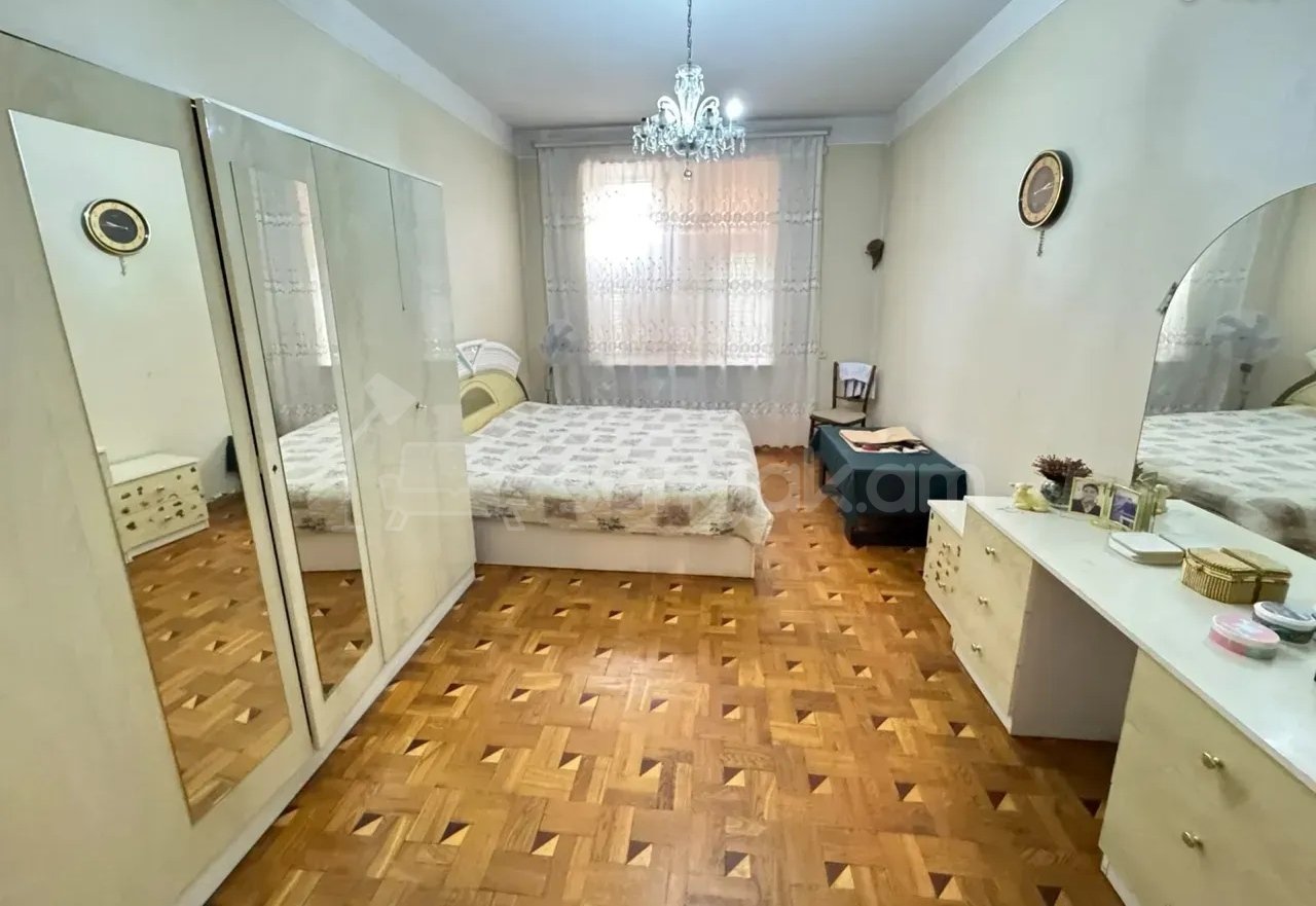 3 Սենյականոց Բնակարան Քարե Շենքում, 94քմ, 3/5 հարկ, Պետական Վիճակում