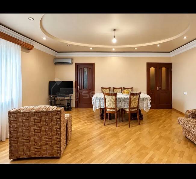 4 Սենյականոց Բնակարան Քարե Շենքում, 96քմ, 4/5 հարկ, Կապիտալ Վերանորոգված, Կահավորված