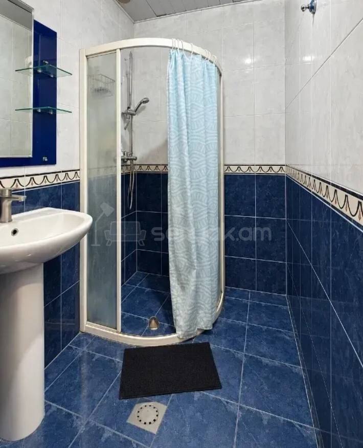 4 Սենյականոց Բնակարան Քարե Շենքում, 96քմ, 4/5 հարկ, Կապիտալ Վերանորոգված, Կահավորված