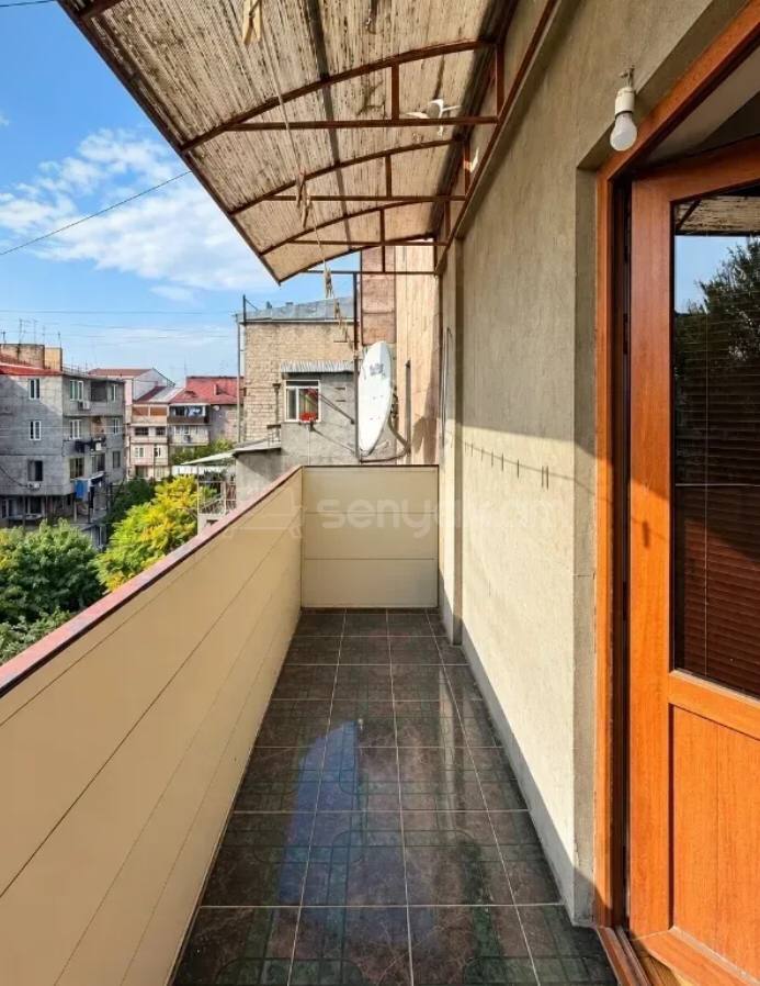 4 Սենյականոց Բնակարան Քարե Շենքում, 96քմ, 4/5 հարկ, Կապիտալ Վերանորոգված, Կահավորված