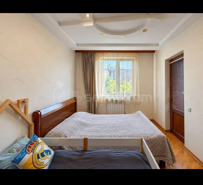 4 Սենյականոց Բնակարան Քարե Շենքում, 96քմ, 4/5 հարկ, Կապիտալ Վերանորոգված, Կահավորված