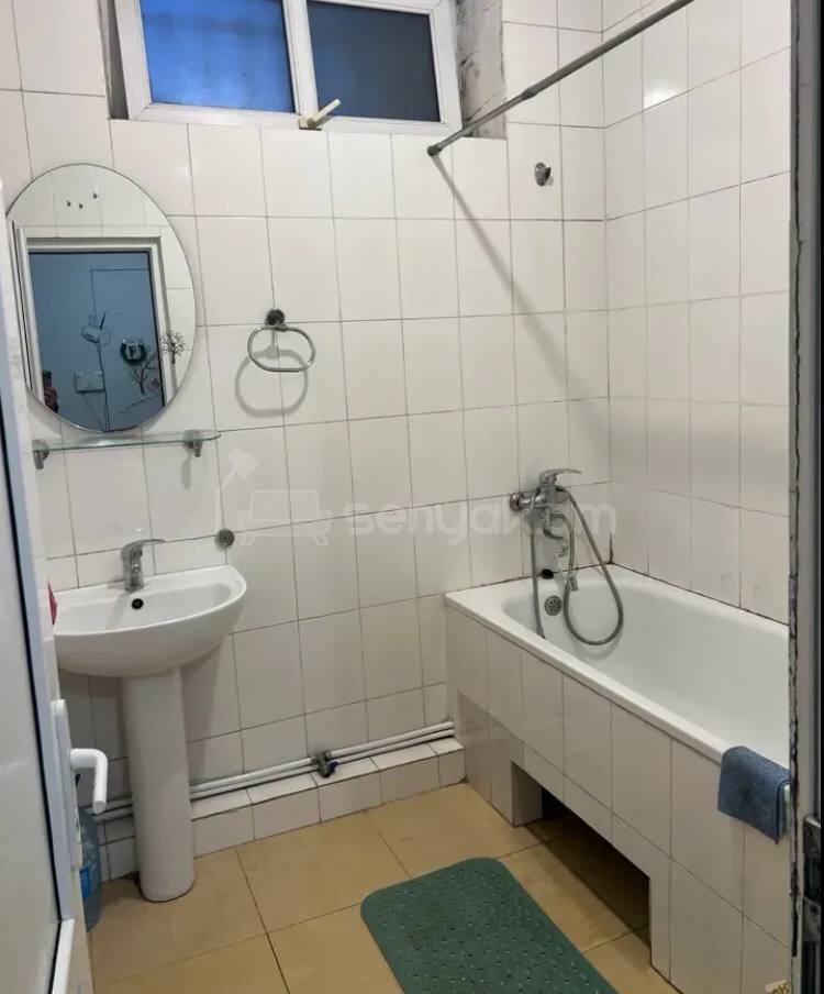 3 Սենյականոց Բնակարան Քարե Շենքում, 120քմ, 2/3 հարկ, Կոսմետիկ Վերանորոգված, Մասամբ Կահավորված