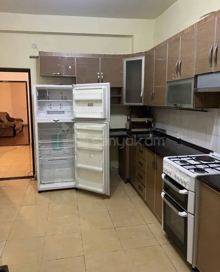 3 Սենյականոց Բնակարան Քարե Շենքում, 120քմ, 2/3 հարկ, Կոսմետիկ Վերանորոգված, Մասամբ Կահավորված