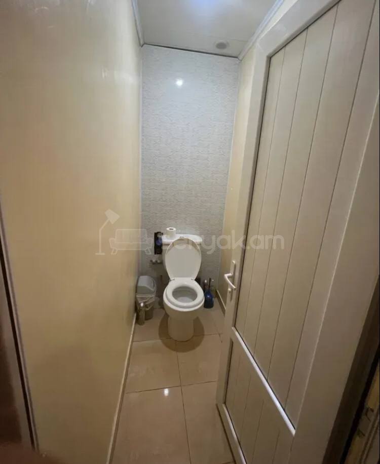 3 Սենյականոց Բնակարան Քարե Շենքում, 120քմ, 2/3 հարկ, Կոսմետիկ Վերանորոգված, Մասամբ Կահավորված