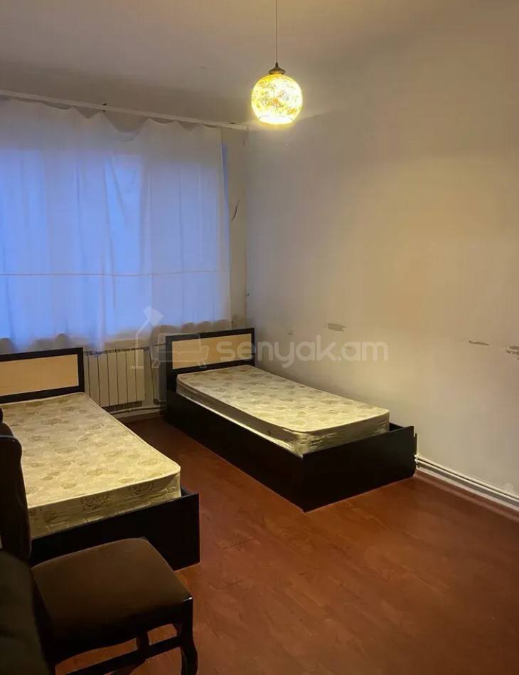 3 Սենյականոց Բնակարան Քարե Շենքում, 120քմ, 2/3 հարկ, Կոսմետիկ Վերանորոգված, Մասամբ Կահավորված