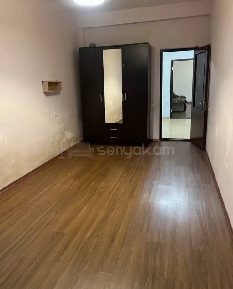 3 Սենյականոց Բնակարան Քարե Շենքում, 120քմ, 2/3 հարկ, Կոսմետիկ Վերանորոգված, Մասամբ Կահավորված