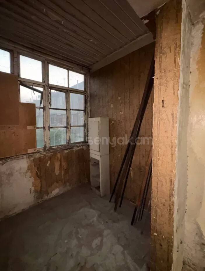 3 Սենյականոց Բնակարան Քարե Շենքում, 70քմ, 2/3 հարկ, Զրոյական Վիճակում