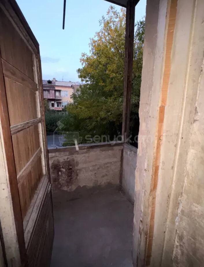 3 Սենյականոց Բնակարան Քարե Շենքում, 70քմ, 2/3 հարկ, Զրոյական Վիճակում