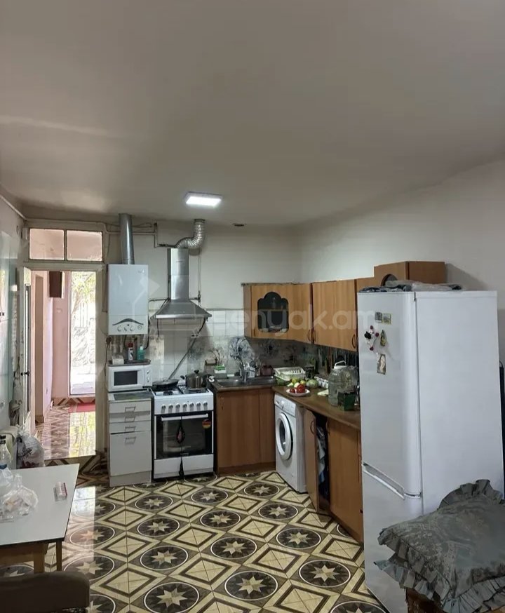 3 Սենյականոց Բնակարան Քարե Շենքում, 68քմ, 1/1 հարկ, Նորմալ Վիճակում, Կահավորված