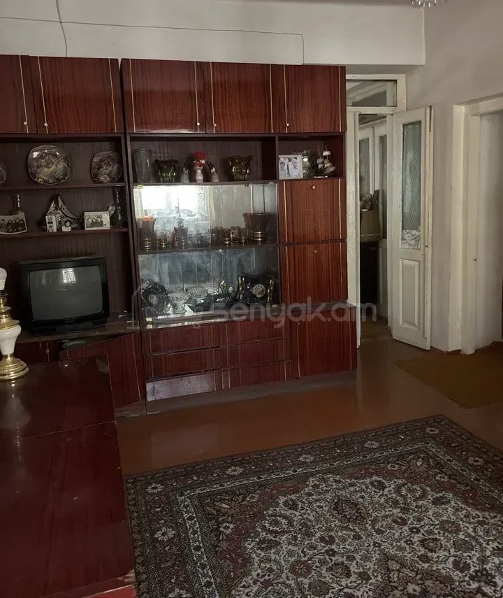 3 Սենյականոց Բնակարան Քարե Շենքում, 68քմ, 1/1 հարկ, Նորմալ Վիճակում, Կահավորված
