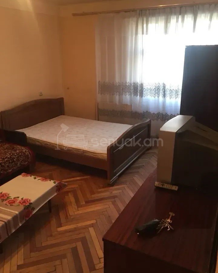 1 Սենյականոց Բնակարան Քարե Շենքում, 35քմ, 4/5 հարկ, Պետական Վիճակում