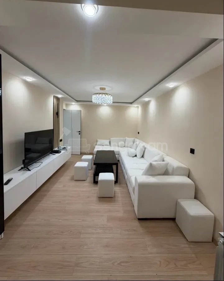 3 Սենյականոց Բնակարան Քարե Շենքում, 65քմ, 4/5 հարկ, Կապիտալ Վերանորոգված