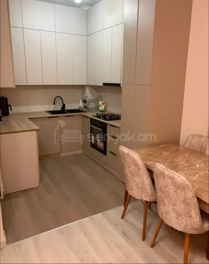 3 Սենյականոց Բնակարան Քարե Շենքում, 70քմ, 2/5 հարկ, Նորմալ Վիճակում, Կահավորված