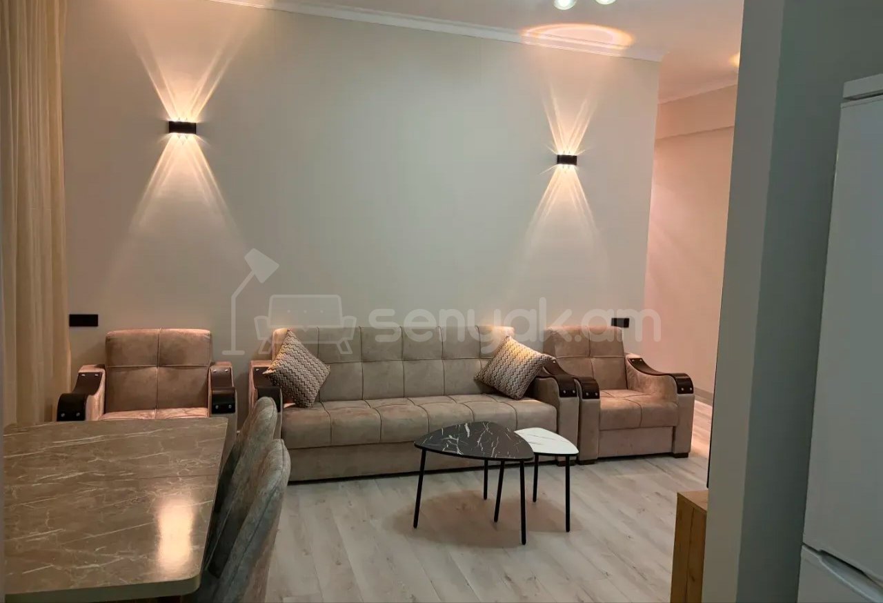 3 Սենյականոց Բնակարան Քարե Շենքում, 70քմ, 2/5 հարկ, Նորմալ Վիճակում, Կահավորված