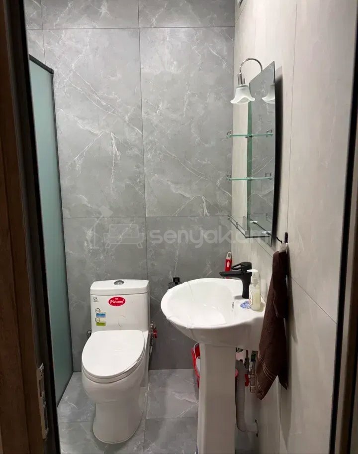 3 Սենյականոց Բնակարան Քարե Շենքում, 70քմ, 2/5 հարկ, Նորմալ Վիճակում, Կահավորված