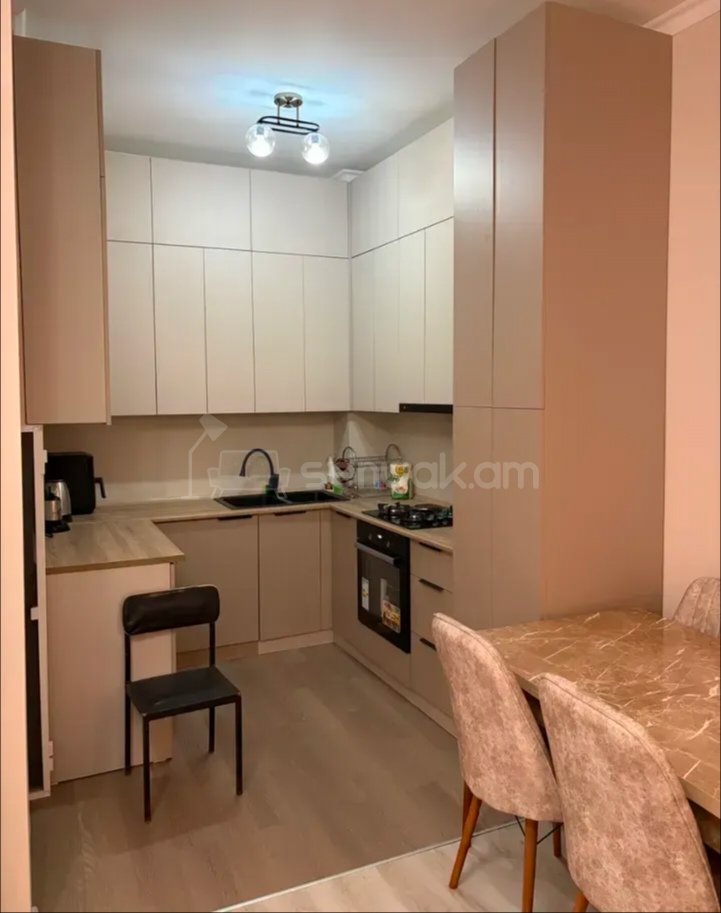 3 Սենյականոց Բնակարան Քարե Շենքում, 70քմ, 2/5 հարկ, Նորմալ Վիճակում, Կահավորված