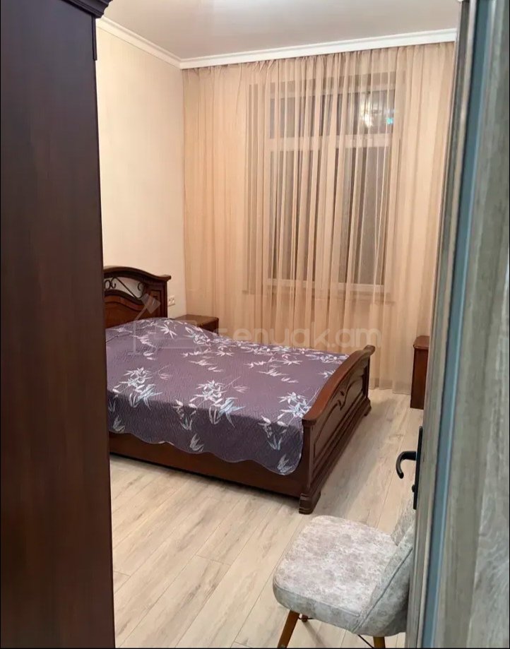 3 Սենյականոց Բնակարան Քարե Շենքում, 70քմ, 2/5 հարկ, Նորմալ Վիճակում, Կահավորված